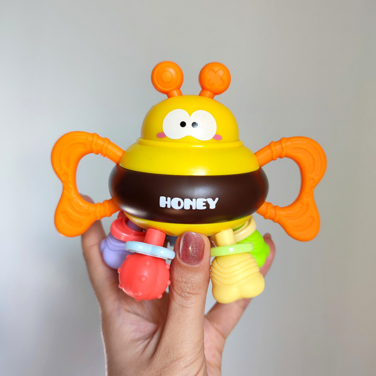 دندانگیر و دستورزی زنبور جغجغه ای نوزاد